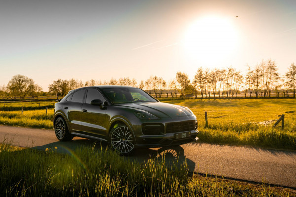 Porsche Cayenne Coupé 3.0 E-Hybrid Platinum Edition Sport Design Luchtvering Pano Soft Black Optic Close 22''