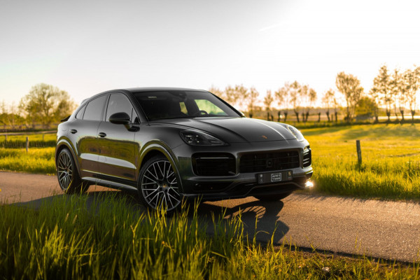 Porsche Cayenne Coupé 3.0 E-Hybrid Platinum Edition Sport Design Luchtvering Pano Soft Black Optic Close 22''