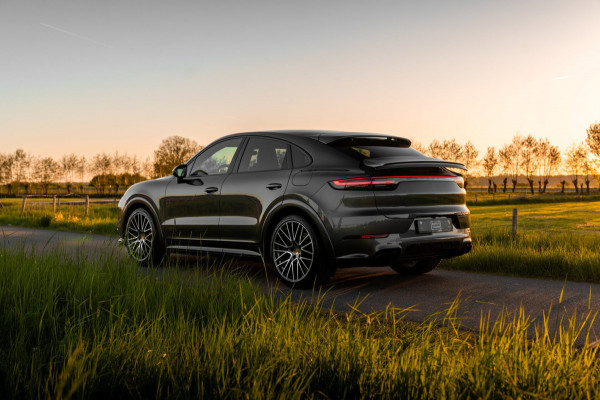 Porsche Cayenne Coupé 3.0 E-Hybrid Platinum Edition Sport Design Luchtvering Pano Soft Black Optic Close 22''