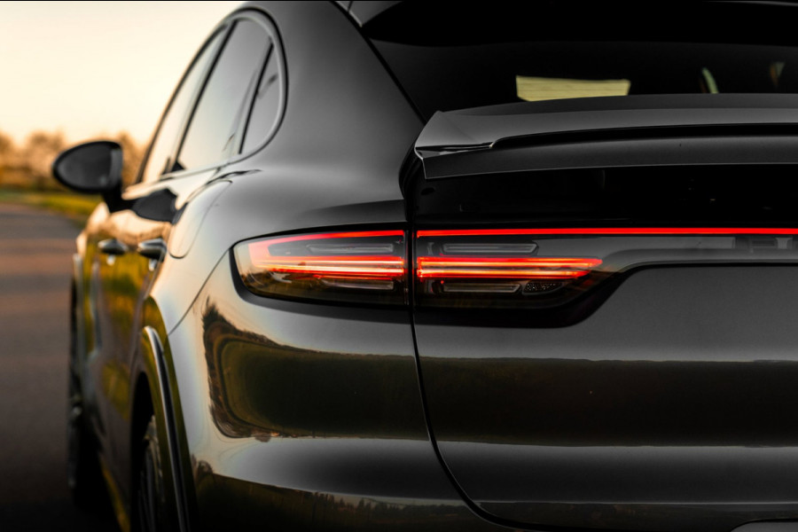 Porsche Cayenne Coupé 3.0 E-Hybrid Platinum Edition Sport Design Luchtvering Pano Soft Black Optic Close 22''