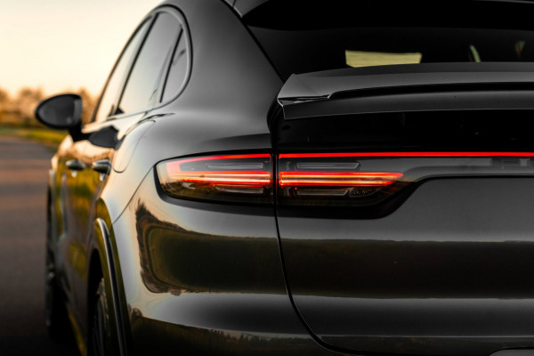 Porsche Cayenne Coupé 3.0 E-Hybrid Platinum Edition Sport Design Luchtvering Pano Soft Black Optic Close 22''