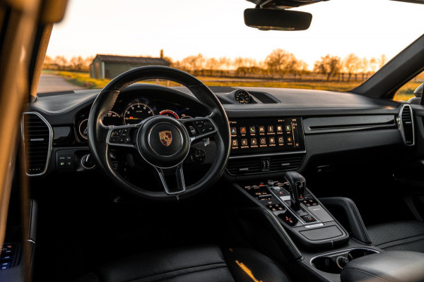 Porsche Cayenne Coupé 3.0 E-Hybrid Platinum Edition Sport Design Luchtvering Pano Soft Black Optic Close 22''