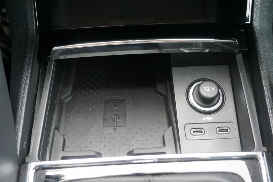 Škoda Kodiaq 1.5 TSI/Wegklapbare trekhaak/Camera/Leer-Stof/ Moon white metallic.