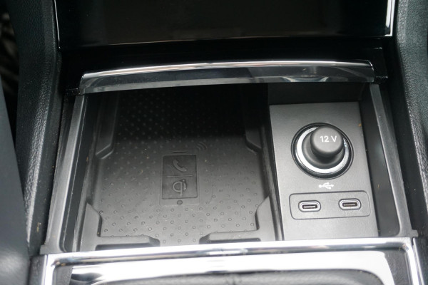 Škoda Kodiaq 1.5 TSI/Wegklapbare trekhaak/Camera/Leer-Stof/ Moon white metallic.