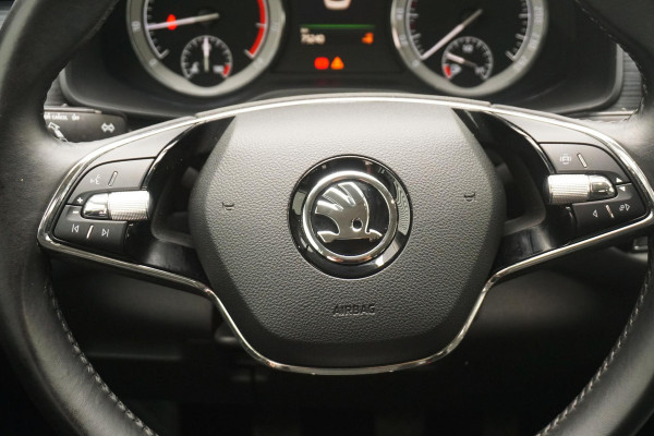 Škoda Kodiaq 1.5 TSI/Wegklapbare trekhaak/Camera/Leer-Stof/ Moon white metallic.
