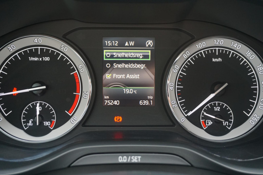 Škoda Kodiaq 1.5 TSI/Wegklapbare trekhaak/Camera/Leer-Stof/ Moon white metallic.