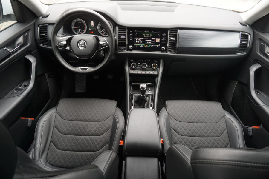 Škoda Kodiaq 1.5 TSI/Wegklapbare trekhaak/Camera/Leer-Stof/ Moon white metallic.