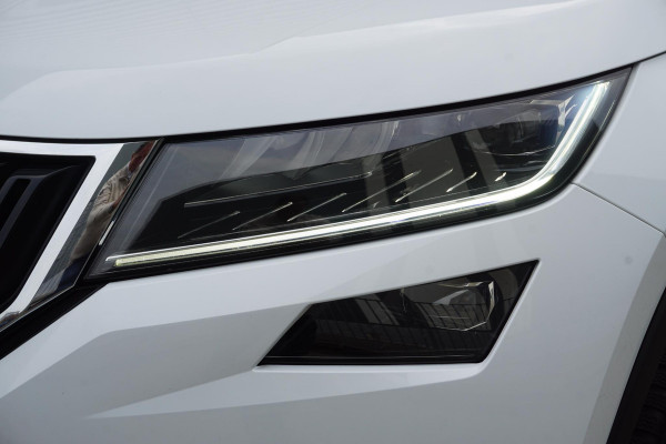 Škoda Kodiaq 1.5 TSI/Wegklapbare trekhaak/Camera/Leer-Stof/ Moon white metallic.