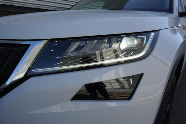 Škoda Kodiaq 1.5 TSI/Wegklapbare trekhaak/Camera/Leer-Stof/ Moon white metallic.