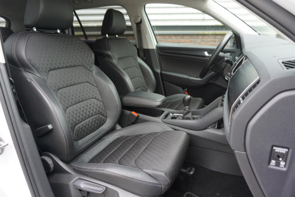 Škoda Kodiaq 1.5 TSI/Wegklapbare trekhaak/Camera/Leer-Stof/ Moon white metallic.