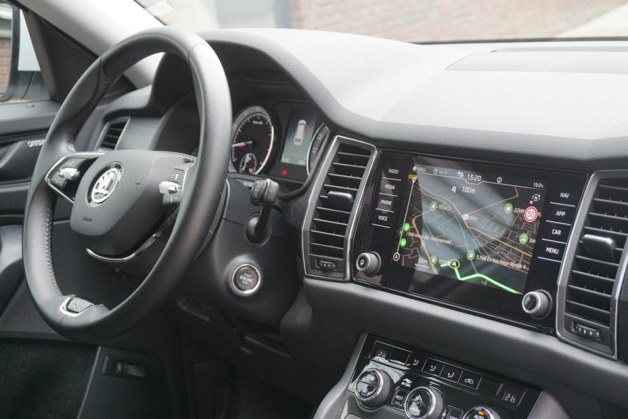 Škoda Kodiaq 1.5 TSI/Wegklapbare trekhaak/Camera/Leer-Stof/ Moon white metallic.