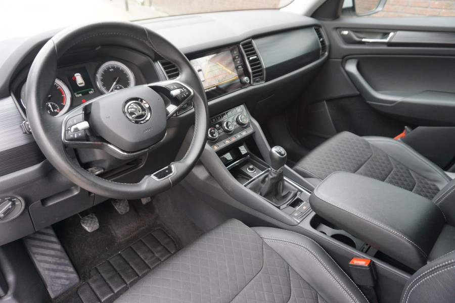 Škoda Kodiaq 1.5 TSI/Wegklapbare trekhaak/Camera/Leer-Stof/ Moon white metallic.