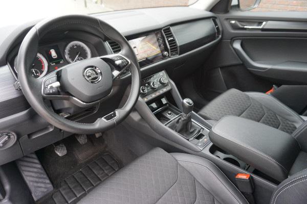 Škoda Kodiaq 1.5 TSI/Wegklapbare trekhaak/Camera/Leer-Stof/ Moon white metallic.