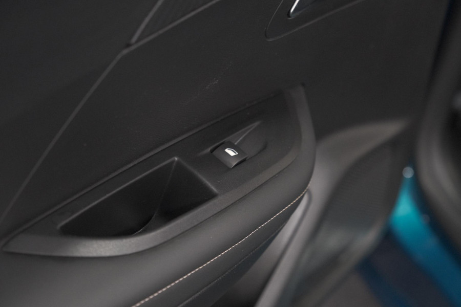 Peugeot e-2008 EV Allure 54 kWh | 11 KW Lader | Apple Carplay | Parkeersensoren