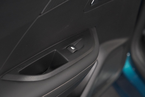 Peugeot e-2008 EV Allure 54 kWh | 11 KW Lader | Apple Carplay | Parkeersensoren