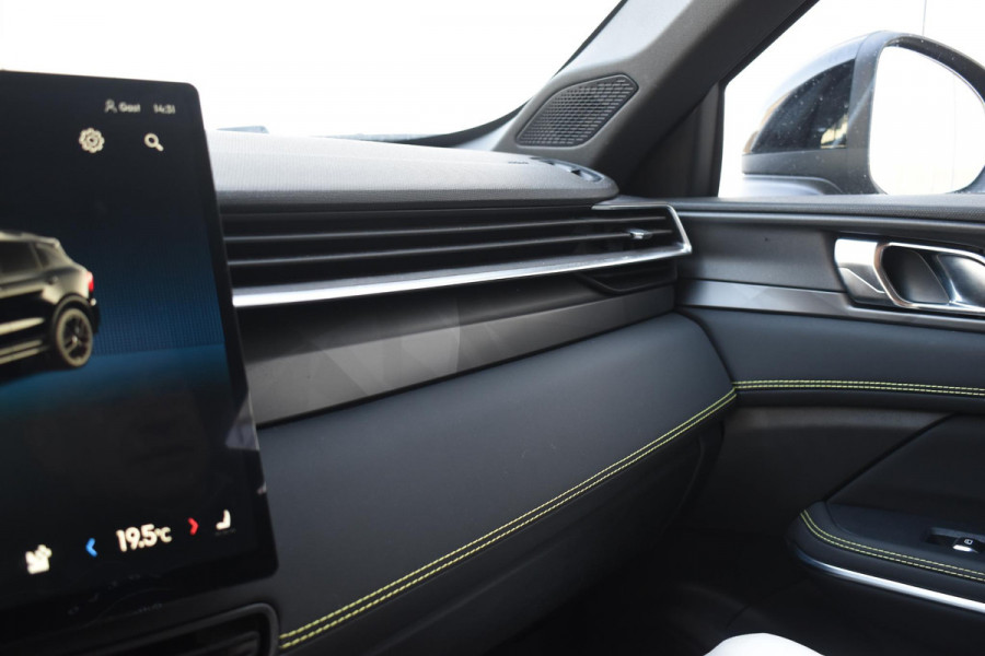 Lynk & Co 01 276PK Automaat Core / Adaptieve cruise control / Stoel - en stuurwielverwarming / Parkeersensoren / Achteruitrijcamera / Apple Carplay / Trekhaak / Metallic lak / 19" velgen