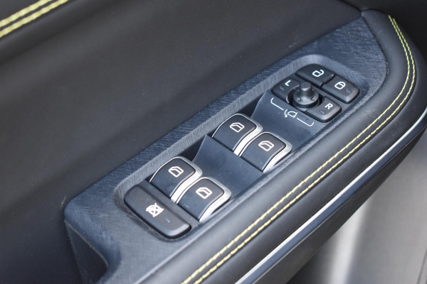 Lynk & Co 01 276PK Automaat Core / Adaptieve cruise control / Stoel - en stuurwielverwarming / Parkeersensoren / Achteruitrijcamera / Apple Carplay / Trekhaak / Metallic lak / 19" velgen