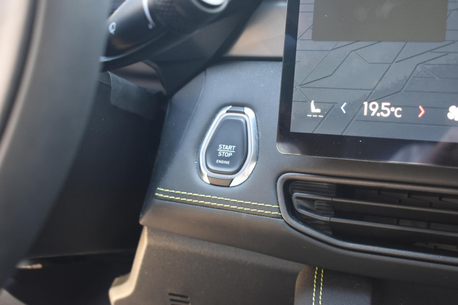 Lynk & Co 01 276PK Automaat Core / Adaptieve cruise control / Stoel - en stuurwielverwarming / Parkeersensoren / Achteruitrijcamera / Apple Carplay / Trekhaak / Metallic lak / 19" velgen