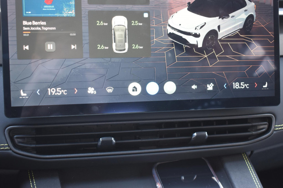 Lynk & Co 01 276PK Automaat Core / Adaptieve cruise control / Stoel - en stuurwielverwarming / Parkeersensoren / Achteruitrijcamera / Apple Carplay / Trekhaak / Metallic lak / 19" velgen