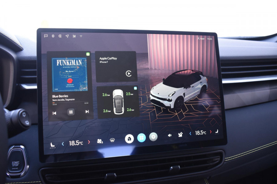 Lynk & Co 01 276PK Automaat Core / Adaptieve cruise control / Stoel - en stuurwielverwarming / Parkeersensoren / Achteruitrijcamera / Apple Carplay / Trekhaak / Metallic lak / 19" velgen