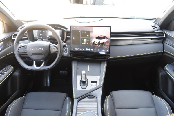 Lynk & Co 01 276PK Automaat Core / Adaptieve cruise control / Stoel - en stuurwielverwarming / Parkeersensoren / Achteruitrijcamera / Apple Carplay / Trekhaak / Metallic lak / 19" velgen