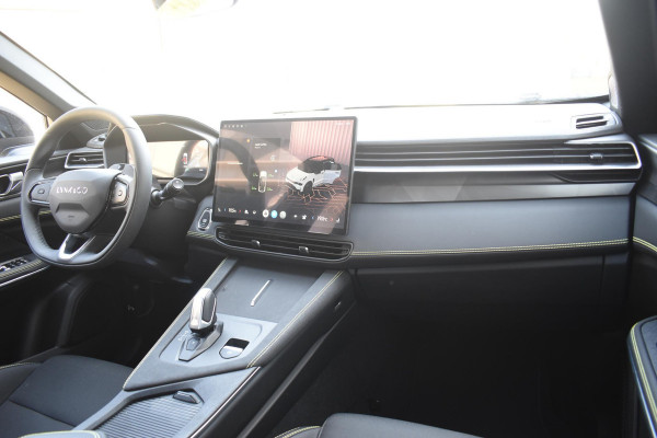 Lynk & Co 01 276PK Automaat Core / Adaptieve cruise control / Stoel - en stuurwielverwarming / Parkeersensoren / Achteruitrijcamera / Apple Carplay / Trekhaak / Metallic lak / 19" velgen