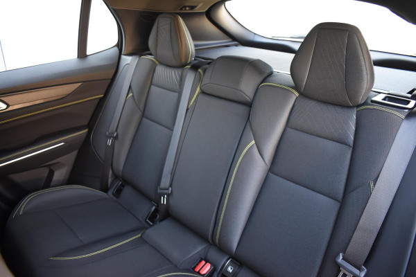 Lynk & Co 01 276PK Automaat Core / Adaptieve cruise control / Stoel - en stuurwielverwarming / Parkeersensoren / Achteruitrijcamera / Apple Carplay / Trekhaak / Metallic lak / 19" velgen