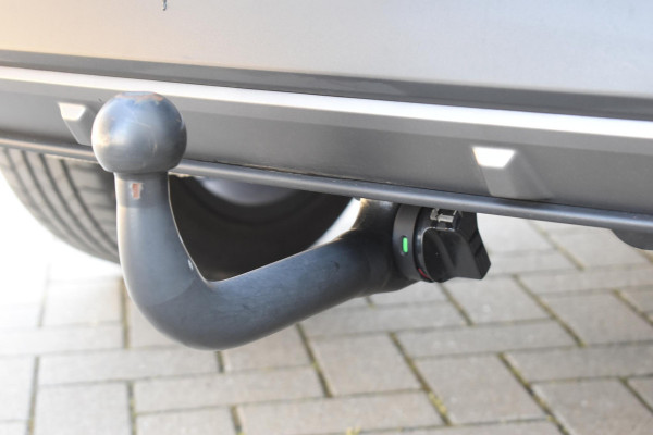 Lynk & Co 01 276PK Automaat Core / Adaptieve cruise control / Stoel - en stuurwielverwarming / Parkeersensoren / Achteruitrijcamera / Apple Carplay / Trekhaak / Metallic lak / 19" velgen