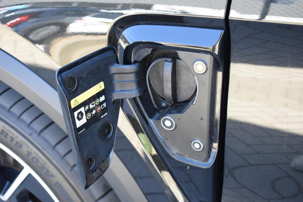 Lynk & Co 01 276PK Automaat Core / Adaptieve cruise control / Stoel - en stuurwielverwarming / Parkeersensoren / Achteruitrijcamera / Apple Carplay / Trekhaak / Metallic lak / 19" velgen