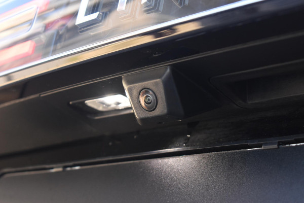Lynk & Co 01 276PK Automaat Core / Adaptieve cruise control / Stoel - en stuurwielverwarming / Parkeersensoren / Achteruitrijcamera / Apple Carplay / Trekhaak / Metallic lak / 19" velgen