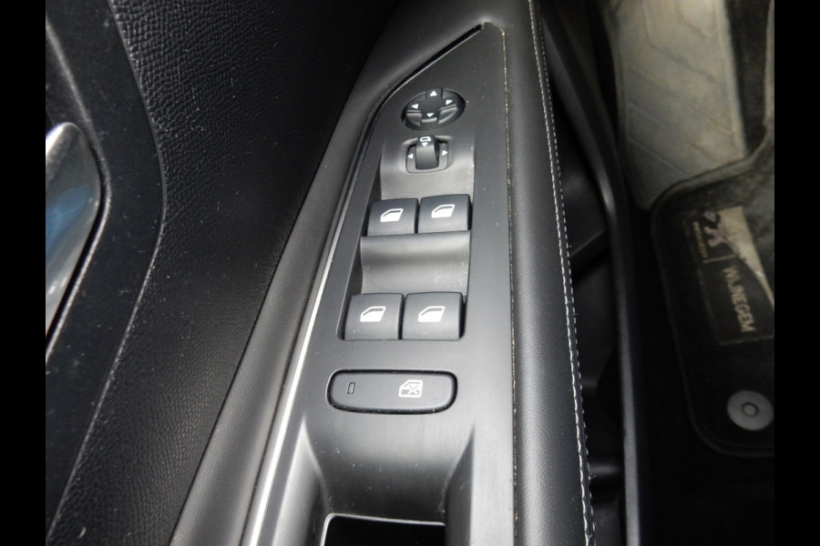 Peugeot 3008 1.2 PureTech ALLURE*LEDER*PANODAK*NAVI*CAMERA*