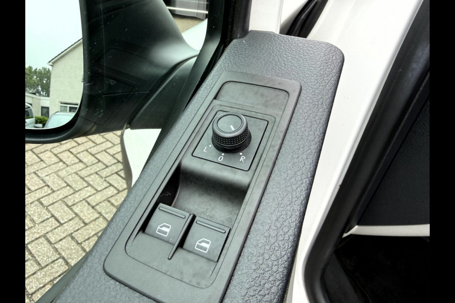 Volkswagen Transporter 2.0 TDI Execuitve Pakket Trekhaak, App Connect, 3-Persoons