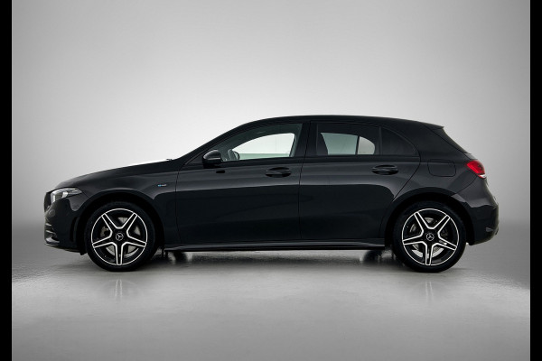Mercedes-Benz A-Klasse 250 e Business Solution AMG Limited 5 Spaaks lichten metalen | MBUX wide screen | Navigatie | Parking support met camera achter | Inclusief 24 maanden MB Certified garantie voor Europa.