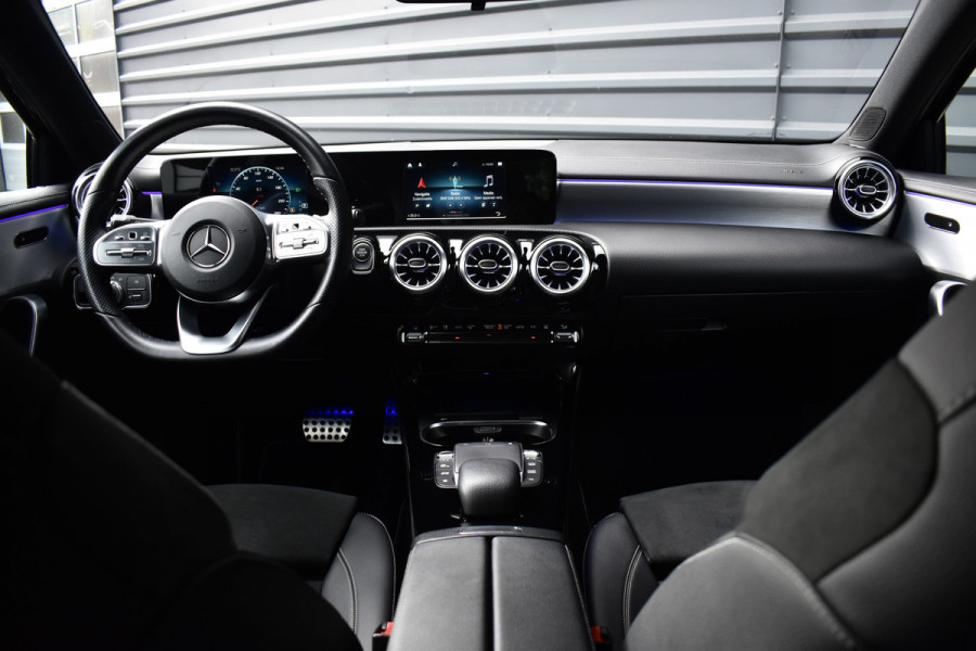 Mercedes-Benz A-Klasse 250 e AMG Line | Sfeerverlichting | Stoelverwarming | 18'' Wielen | CarPlay | Navigatie |