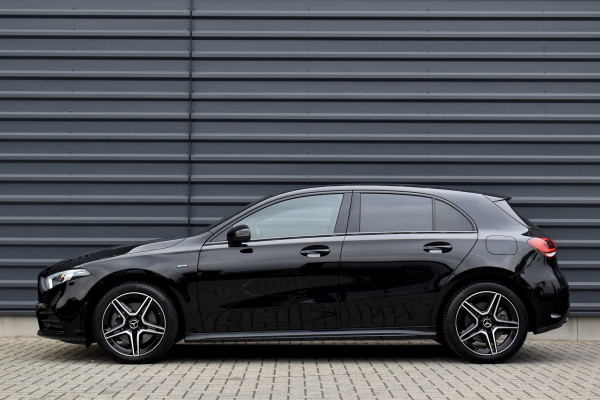 Mercedes-Benz A-Klasse 250 e AMG Line | Sfeerverlichting | Stoelverwarming | 18'' Wielen | CarPlay | Navigatie |