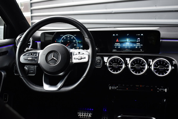 Mercedes-Benz A-Klasse 250 e AMG Line | Sfeerverlichting | Stoelverwarming | 18'' Wielen | CarPlay | Navigatie |