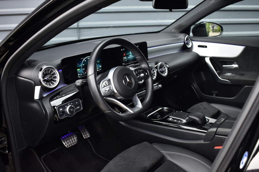 Mercedes-Benz A-Klasse 250 e AMG Line | Sfeerverlichting | Stoelverwarming | 18'' Wielen | CarPlay | Navigatie |