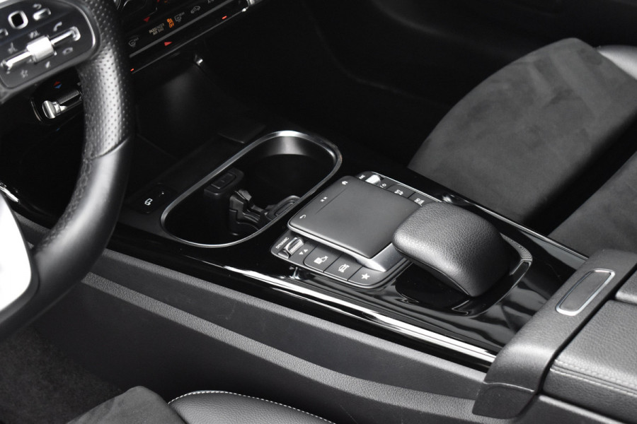 Mercedes-Benz A-Klasse 250 e AMG Line | Sfeerverlichting | Stoelverwarming | 18'' Wielen | CarPlay | Navigatie |