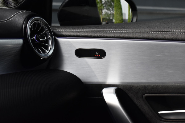 Mercedes-Benz A-Klasse 250 e AMG Line | Sfeerverlichting | Stoelverwarming | 18'' Wielen | CarPlay | Navigatie |