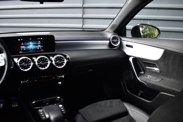 Mercedes-Benz A-Klasse 250 e AMG Line | Sfeerverlichting | Stoelverwarming | 18'' Wielen | CarPlay | Navigatie |