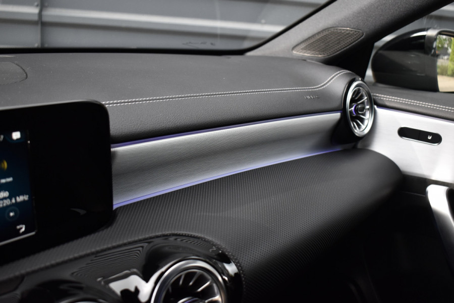 Mercedes-Benz A-Klasse 250 e AMG Line | Sfeerverlichting | Stoelverwarming | 18'' Wielen | CarPlay | Navigatie |