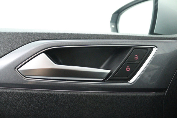 Volkswagen Polo 1.0 TSI Highline (PARKEERSENSOREN, CRUISE CONTROL ADAPTIEF, CARPLAY)