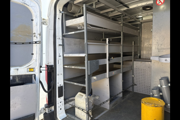 Ford Transit 2.0 TDCI 130PK L2H2 Airco Cruise Control Parkeersensoren Stoelverwarming Zwaailampen Kastwand Inbouw