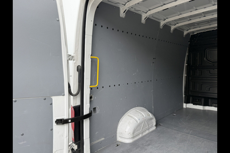 Volkswagen Crafter 2.0 TDI 140PK Nieuw Model! L3H3 Virtual Cockpit Climate Control Camera Parkeersensoren voor achter