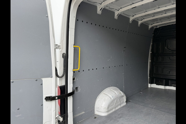 Volkswagen Crafter 2.0 TDI 140PK Nieuw Model! L3H3 Virtual Cockpit Climate Control Camera Parkeersensoren voor achter