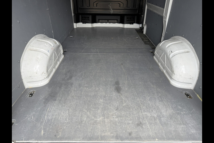 Volkswagen Crafter 2.0 TDI 140PK Nieuw Model! L3H3 Virtual Cockpit Climate Control Camera Parkeersensoren voor achter