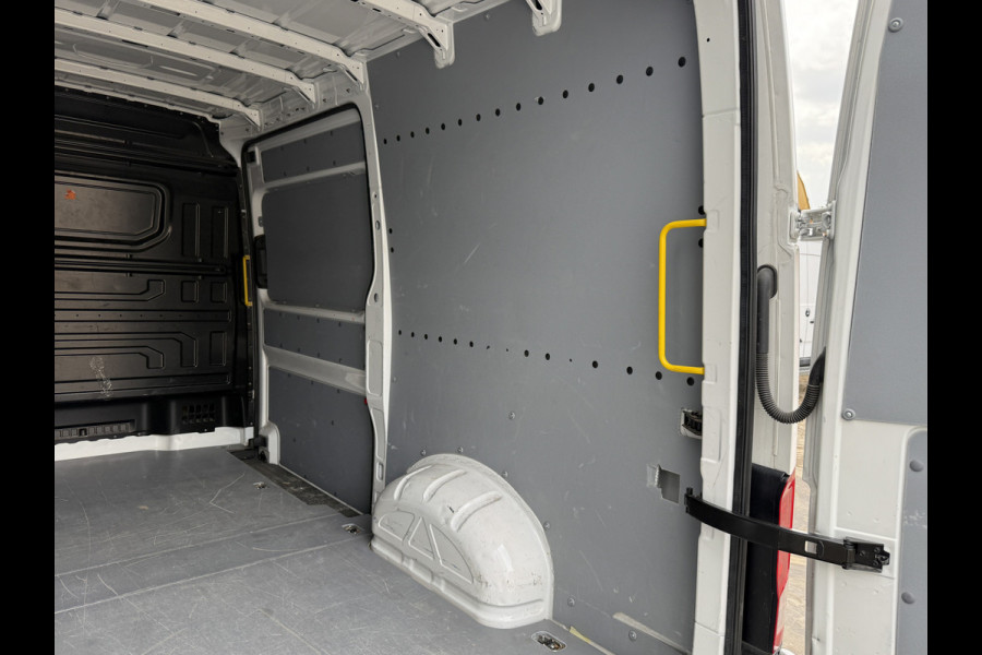 Volkswagen Crafter 2.0 TDI 140PK Nieuw Model! L3H3 Virtual Cockpit Climate Control Camera Parkeersensoren voor achter