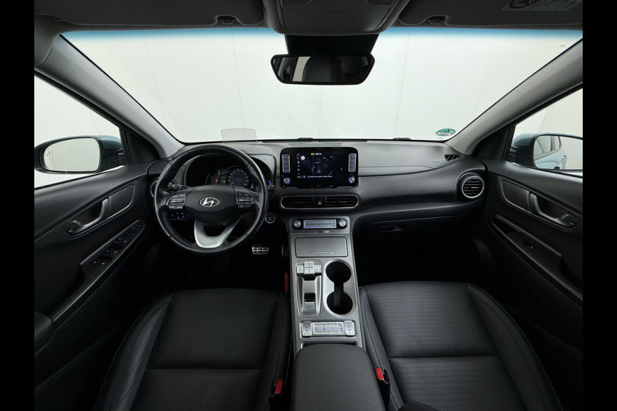 Hyundai Kona EV 64kWh 204pk Premium Warmtepomp Leer Head-Up Display Apple Carplay Android Navi Camera Elektr.Stoelen+Verwarmd+Ventilatie Adap Verwarmd Stuur Pdc Subwoofer Bluetooth Dodehoek detector Privacy Glas Rijstrooksensor Origineel Nederlandse EV