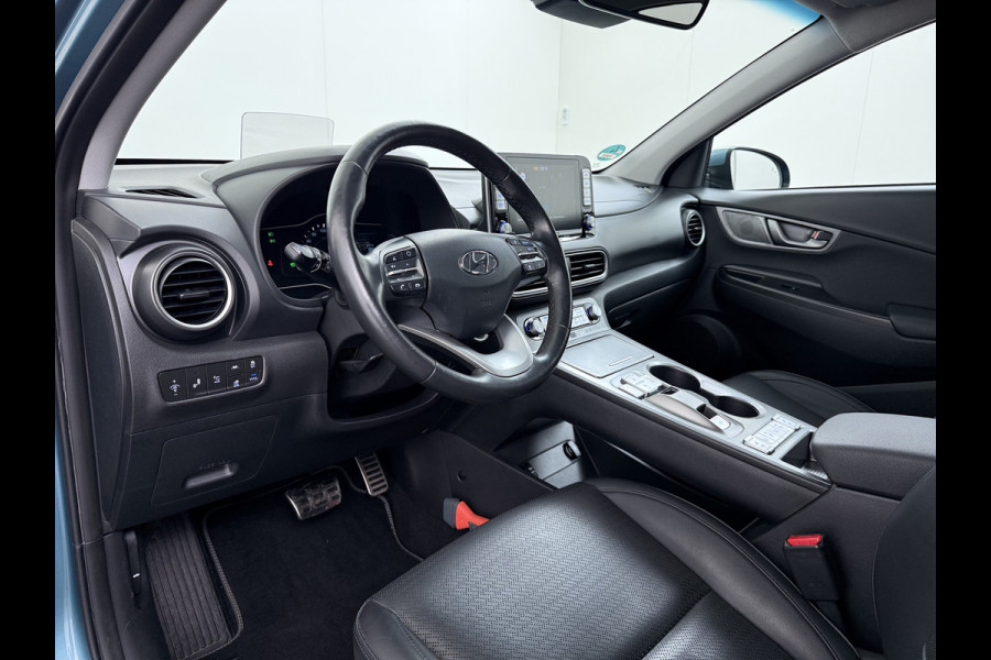 Hyundai Kona EV 64kWh 204pk Premium Warmtepomp Leer Head-Up Display Apple Carplay Android Navi Camera Elektr.Stoelen+Verwarmd+Ventilatie Adap Verwarmd Stuur Pdc Subwoofer Bluetooth Dodehoek detector Privacy Glas Rijstrooksensor Origineel Nederlandse EV