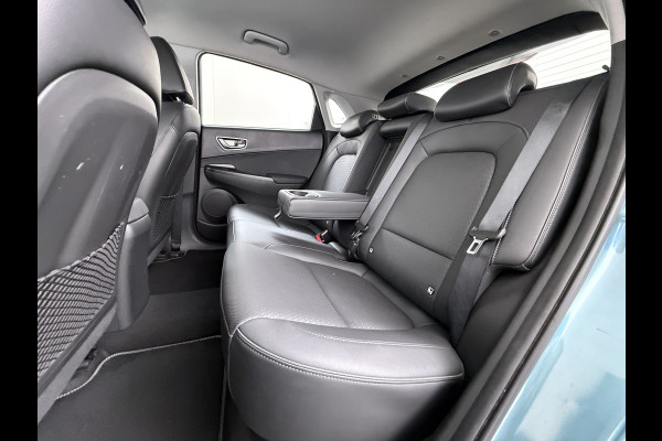 Hyundai Kona EV 64kWh 204pk Premium Warmtepomp Leer Head-Up Display Apple Carplay Android Navi Camera Elektr.Stoelen+Verwarmd+Ventilatie Adap Verwarmd Stuur Pdc Subwoofer Bluetooth Dodehoek detector Privacy Glas Rijstrooksensor Origineel Nederlandse EV